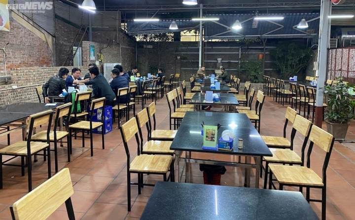 Phía trong, lác đác 1, 2 bàn khách đang nhậu.