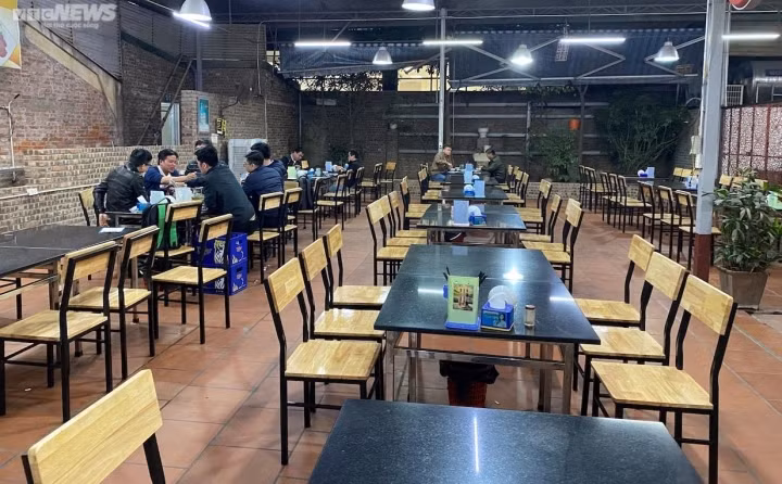 Phía trong, lác đác 1, 2 bàn khách đang nhậu.