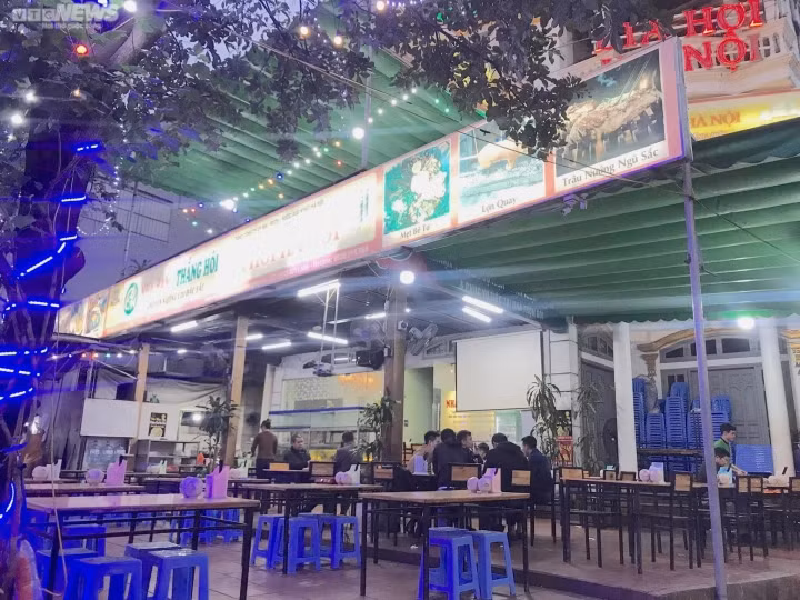 Theo ông Thắng, thời điểm ra Tết, khách của các nhà hàng bia vốn đã vắng vẻ hơn các thời điểm khác trong năm. Nhưng năm nay khách lại vắng hơn hẳn so với cùng kỳ những năm trước. “Tuy vậy, đúng là việc làm nghiêm ngặt chuyện kiểm tra nồng độ cồn khi tham gia giao thông là rất quan trọng, nhằm góp phần giảm thiểu các vụ tai nạn giao thông đáng tiếc, bảo vệ cộng đồng. Vì thế, chúng tôi tuân thủ quy định và chấp nhận việc kinh doanh gặp khó khăn. Chúng tôi hy vọng, khách sẽ quen dần với quy định này và quán bia sẽ đông dần lên”, ông Thắng nói.