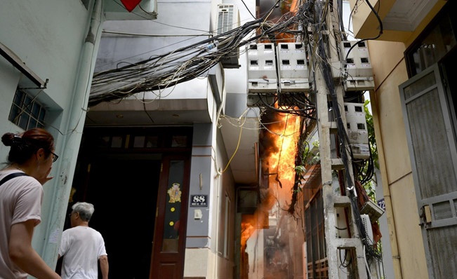 Ha Noi: Chay nha 4 tang, lua boc nghi ngut ngay truoc con mua