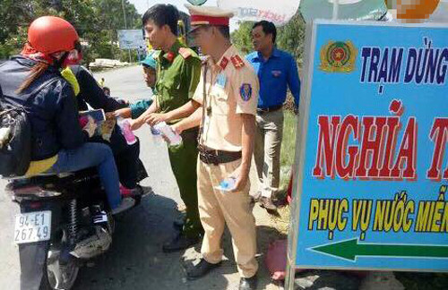 Người dân nhận được sự đón tiếp của Công an, đoàn viên...TX Hồng Ngự bằng nụ cười cùng những chai nước suối và lời chúc đầy nghĩa tình.