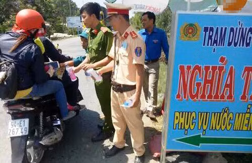 Người dân nhận được sự đón tiếp của Công an, đoàn viên...TX Hồng Ngự bằng nụ cười cùng những chai nước suối và lời chúc đầy nghĩa tình.