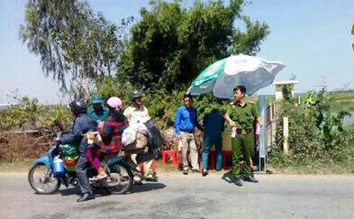 Những người con tha hương đã thật sự bất ngờ khi nhận được sự “đón tiếp” của lãnh đạo UBND, Công an và người dân Đồng Tháp bằng những nụ cười, lời chúc bình an cùng những chai nước suối, ly cà phê, khăn lạnh… miễn phí