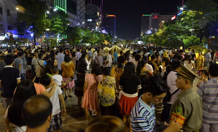 Tại khu vực đại lộ Võ Văn Kiệt, Mai Chí Thọ, đường bến Vân Đồn…hàng ngàn người có mặt từ rất sớm để chọn cho mình vị trí thuận lợi nhất chờ xem màn bắn pháo hoa tầm cao trên nóc hầm Thủ Thiêm kéo dài trong 15 phút.