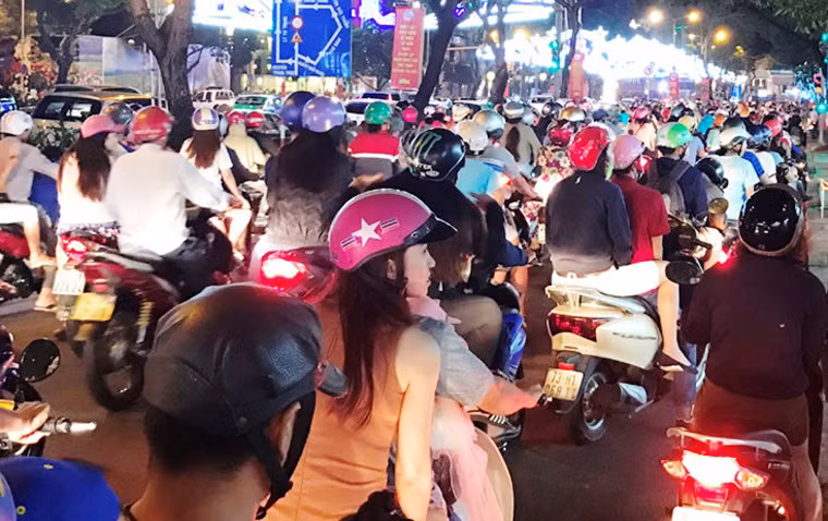 Tại TPHCM, đến hơn 21h tối nay, mọi ngã đường đổ về trung tâm, đường hoa Nguyễn Huệ và các địa điểm xung quanh khu vực bắn pháo hoa đều kẹt cứng lượng người xe. 