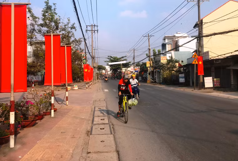 Người dân thong dong chạy xe đạp thể thao trên đường Nguyễn Duy Trinh.