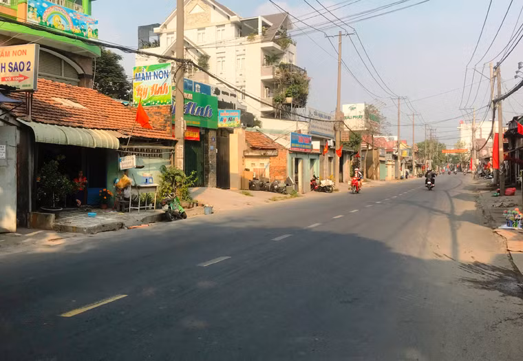 Cảnh bình yên trên đường Nguyễn Duy Trinh, đoạn qua phường Phú Hữu, quận 9 chiều 30 Tết.