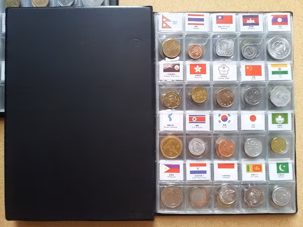 "Mềm" giá hơn, quyển album tiền xu gồm 6 trang, mỗi trang là 20 xu tương ứng 20 cờ các nước được rao bán 1,2 - 1,5 triệu đồng.