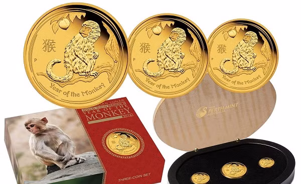 Mỗi đồng xu khỉ làm Niken mạ vàng 24k, mạ bạc in hình con Khỉ của Úc. Với mặt trước là hình ảnh con khỉ trí dũng và cành đào tiên tài lộc đi kèm với dòng chữ “Year of the Monkey 2016”.