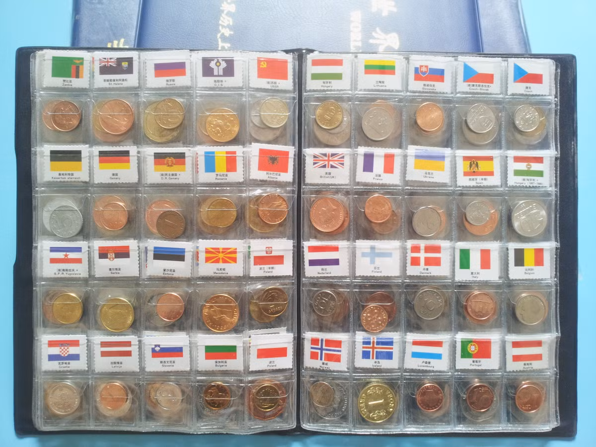 Đắt đỏ hơn khá nhiều, bộ tiền xu 180 nước trên thế giới, kèm quốc kỳ và tên quốc gia được bán 2- 2,2 triệu đồng. Theo những người bán, vì rất khó và lâu để sưu tập cho đủ 180 nước nên số lượng mỗi lần nhập được không nhiều và giá của bộ xu này vì thế mà đắt đỏ.