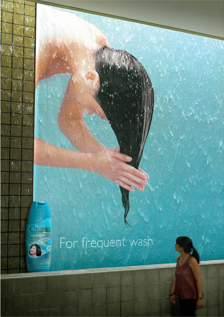 Hiệu ứng ánh sáng và nước chảy mang đến tấm biển quảng cáo dầu gội cực kỳ chân thực, sống động.