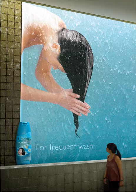 Hiệu ứng ánh sáng và nước chảy mang đến tấm biển quảng cáo dầu gội cực kỳ chân thực, sống động.