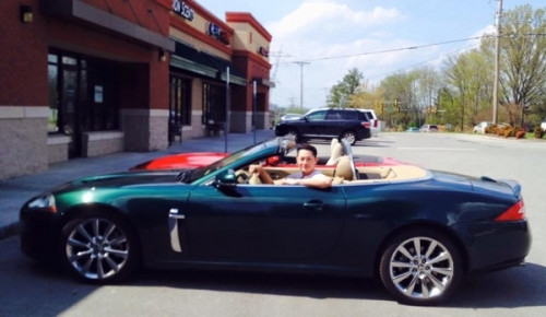 Anh sở hữu Porsche 911 (khoảng 11 tỷ đồng), Hummer H2... cùng nhiều dòng "siêu xe đắt bỏng tay" khác.