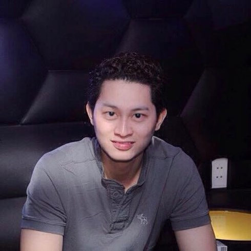 Trước đó, vào cuối năm 2013, "cô Khàn" công khai vị hôn thê là một Việt kiều Mỹ khá điển trai và người đó chính là là Louis Trần. Hai người đã quen nhau trong một chuyến đi làm từ thiện.