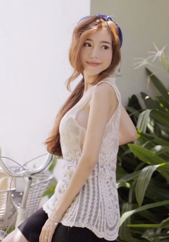 Sau khi làm mẹ, nhan sắc của Elly Trần dường như càng trở nên rực rỡ. Dù ít tham gia các hoạt động giải trí, song cái tên Elly Trần vẫn là chủ đề thu hút sự quan tâm từ công chúng