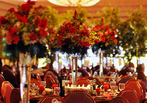 Năm nay, khách sạn Daewoo Hà Nội có tổ chức dạ tiệc giáng sinh với chi phí 1.560.000 đồng/người lớn và 860.000đồng /trẻ em, bao gồm 01 ly bia tươi hoặc nước ngọt. Ngoài tiệc ẩm thực, thực khách được thưởng thức nhiều chương trình giải trí khác.