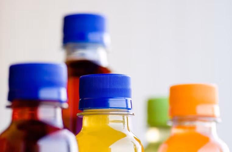 Nước hoa quả đóng hộp. Nước ép trái cây tươi có nhiều công dụng cho sức khỏe, nhưng nước hoa quả đóng hộp lại không như vậy. Chúng chứa cả tấn đường và chất ngọt nhân tạo, có thể gây tăng cân. Bạn nên biết rằng, các loại nước trái cây chế biến sẵn này chỉ chứa 3% nước quả nguyên chất, vì vậy, bạn cần tránh xa nếu muốn giảm cân.