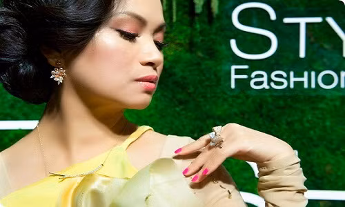 Đây không phải lần đầu vợ yêu của tỷ phú Chính Chu xuất hiện với những món đồ trang sức "đắt bỏng tay". Tại show diễn của NTK Quỳnh Paris tại New York, nữ ca sỹ - diễn viên Hà Phương đã đeo hai chiếc nhẫn kim cương hình chiếc nơ của thương hiệu Mimi So. Tổng giá trị của hai món phụ kiện này khoảng 550 triệu đồng.