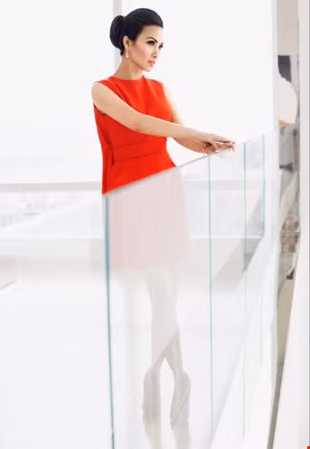 Hà Phương khéo léo chọn thiết kế váy thanh lịch của thương hiệu Anh quốc Alexander McQueen nổi tiếng.