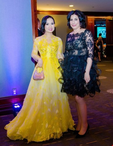 Em gái ca sĩ Cẩm Ly nổi bật tại sự kiện khi diện bộ váy vàng lộng lẫy của nhà thiết kế Việt nổi tiếng Quỳnh Paris.