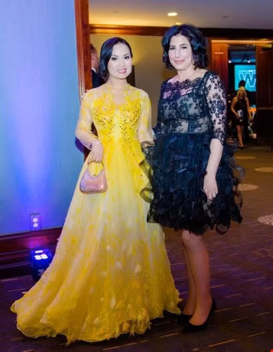 Em gái ca sĩ Cẩm Ly nổi bật tại sự kiện khi diện bộ váy vàng lộng lẫy của nhà thiết kế Việt nổi tiếng Quỳnh Paris.