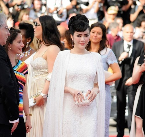 Mỗi lần người đẹp này xuất ngoại, tham dự các sự kiện lớn, người ta luôn thấy cô khoác những "bộ cánh", trang sức xa xỉ.