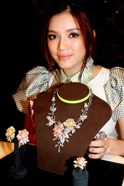 Cô cũng gây ồn ào suốt thời gian dài khi xuất hiện cùng bộ trang sức có tên “Vườn hồng”, trị giá 10 tỷ đồng. Chúng được làm từ những viên kim cương vàng, kim cương hồng và kim cương trắng và là tác phẩm của một nghệ nhân nổi tiếng thế giới chế tác tại Ý.