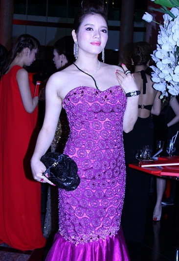 Lý Nhã Kỳ đã khoác lên người cây hàng hiệu gồm váy, kim cương, đồng hồ, ví da ước tính lên tới 12 tỷ đồng.