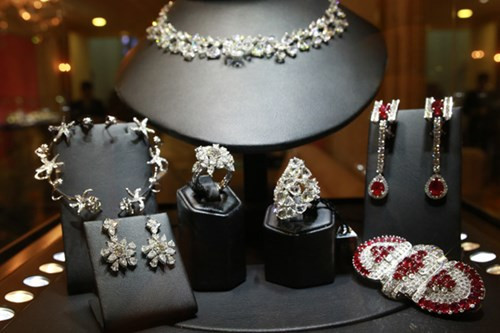 Không tiết lộ cụ thể về tổng trị giá các món nữ trang có tại triển lãm, nhưng trong số hơn 200 bộ trang sức, rất nhiều món nữ trang có giá trị cao như chiếc nhẫn 11 carat kim cương trắng trị giá 60.000 USD, hoa tai kim cương đồng bộ 80.500 USD.