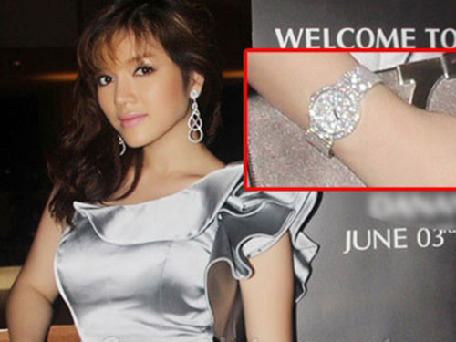 Nằm trong bộ sưu tập đồ hàng hiệu "tiền tấn" của Lý Nhã Kỳ là chiếc đồng hồ nhãn hiệu Piaget trị giá 300 nghìn USD (hơn 6 tỷ đồng) cùng đôi khuyên tai kim cương tuyệt đẹp trị giá hơn 30 nghìn đô la (khoảng hơn 600 triệu đồng).