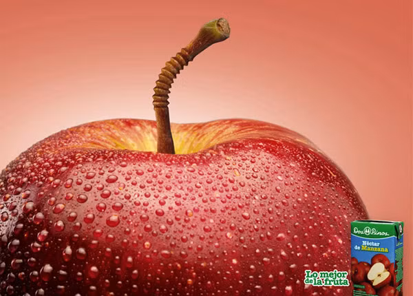 Hình ảnh trái táo với phần cuống cách điệu như chiếc ống hút mang lại hiệu ứng quảng cáo sáng tạo cho sản phẩm nước uống trái cây nguyên chất.
