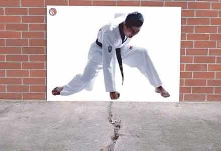 Một tấm biển quảng cáo treo ở vị trí cực độc, tạo hiệu ứng sinh động.