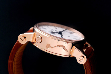 Bên cạnh đó, bản đồ Việt Nam cũng xuất hiện trên nhiều món đồ cao cấp, được chế tác tinh xảo, bằng các loại vật liệu quý, giá đắt đỏ. Hãng Speake Marin ra mắt 2 chiếc đồng hồ Serpent Calendar có khắc trọn vẹn bản đồ Việt Nam ở bên sườn.