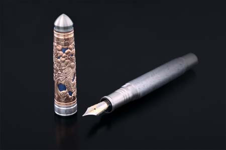 Nhiều biểu tượng, hình ảnh của Việt Nam xuất hiện trên dòng sản phẩm bút cao cấp Grayson Tighe như bút Lac Long Quan với thân bút bằng thiên thạch 4 tỷ năm tuổi, nắp bút bằng vàng khối, hình Rồng phun mây cuốn quanh thân bút, mắt Rồng được điểm nhãn bằng một viên kim cương tinh xảo.