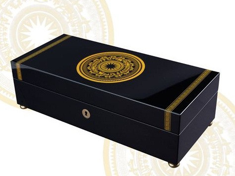 Hộp nhạc Reuge Dong Sơn có họa tiết trống đồng bên ngoài. Bài hát “Tiến quân ca” của nhạc sỹ Văn Cao đã được lựa chọn làm âm thanh cho sản phẩm để phát hành toàn thế giới.