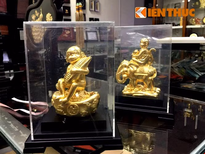 Năm nay, các loại đồ mạ vàng vẫn chứng tỏ sức hút với khách mua. Trong đó, tượng mạ vàng phong thủy được săn lùng rất nhiều. Các loại tượng khỉ (tượng trưng năm 2016) hoặc tượng thần tài có giá từ 1- trên 3 triệu đồng.