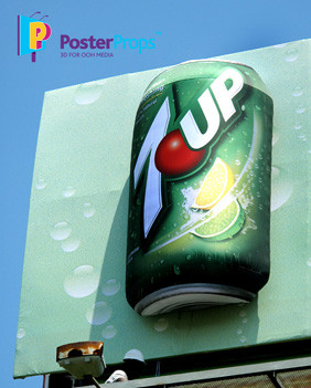 Sản phẩm 7up nổi bật lên khỏi tấm biển quảng cáo.