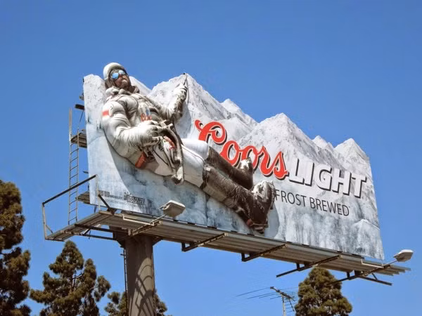 Bia coors light quảng cáo tại khu trượt tuyết.