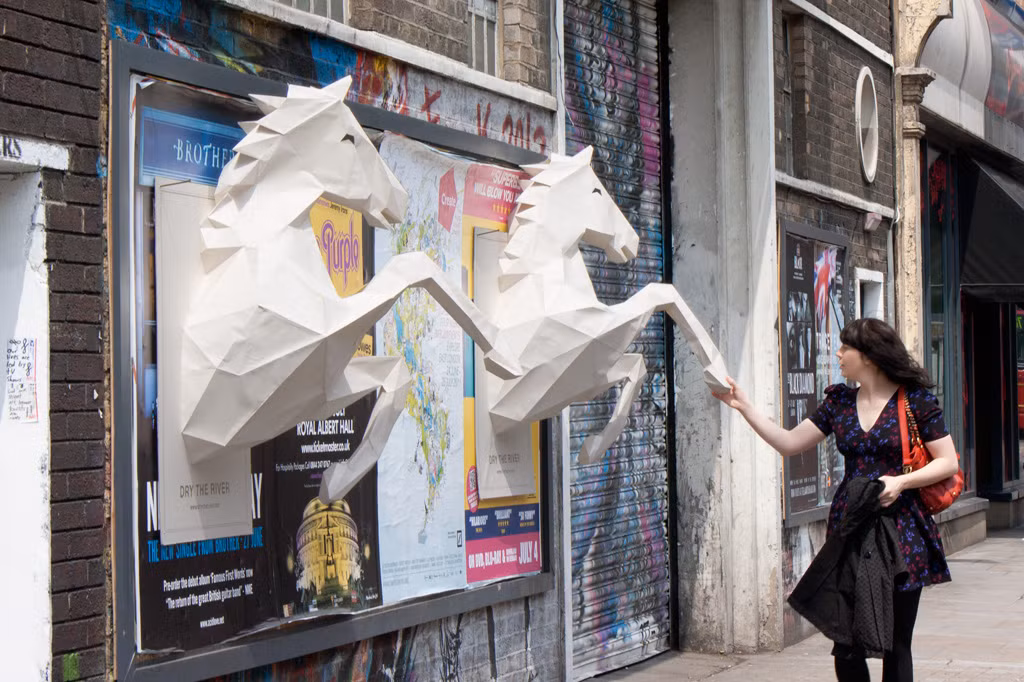 Một tấm biển quảng cáo 3D gây sự chú ý trên đường.