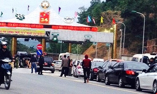 Trong hơn 1 tháng qua nhiều lần người dân chặn xe tại trạm thu phí BOT Hòa Bình phản đối mức phí qua trạm. (Ảnh: KT)