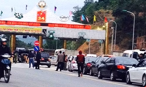 Trong hơn 1 tháng qua nhiều lần người dân chặn xe tại trạm thu phí BOT Hòa Bình phản đối mức phí qua trạm. (Ảnh: KT)