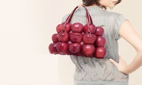 Một chiếc túi thời trang được tái hiện bằng hình ảnh những quả táo chín mọng.