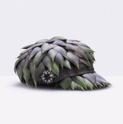 Bên cạnh đó, nhiều món đồ thời trang cũng được tái hiện độc đáo, sinh động từ các loại lá, rau, củ quả. Một chiếc mũ độc lạ làm từ lá cây.