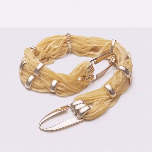 Chiếc vòng tay bằng nhiều sợi mì đem đến một hình ảnh lạ mắt.