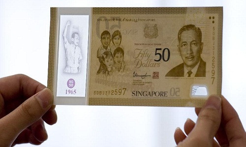 Được rao bán với giá đắt đỏ, lên tới 1,6 triệu đồng/tờ, đồng 50 Dollar 2015 kỉ niệm 50 năm lập quốc của Singapore khiến nhiều người thích thú vì thiết kế đẹp, hút mắt.