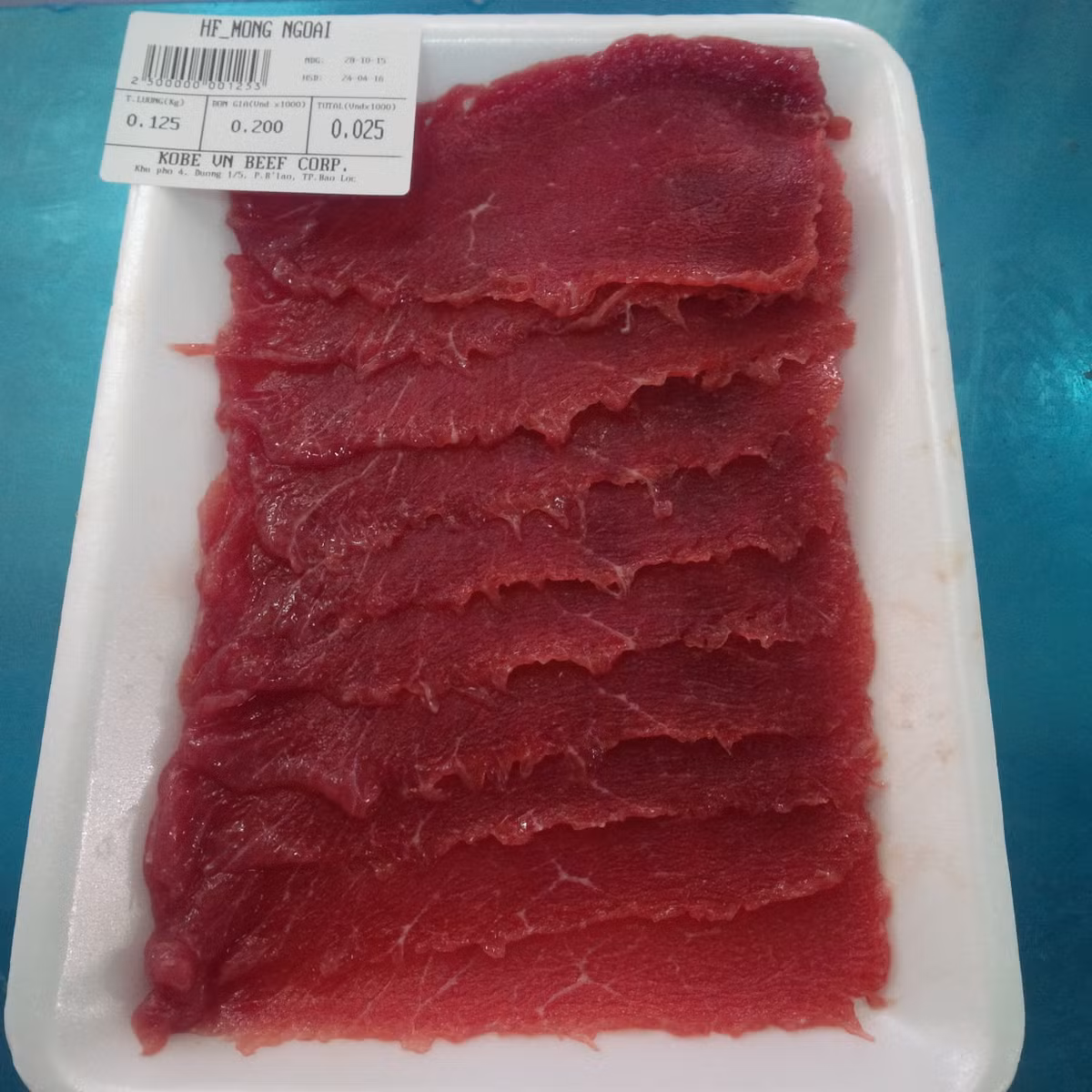 Việc cho bò nghe nhạc giao hưởng là để tạo phản xạ cho chúng đến các máng ăn, tránh lười ăn. Bò nuôi khoảng 32 tháng, trọng lượng chừng 800 – 1.000 kg sẽ xuất chuồng. Ảnh: Kvb