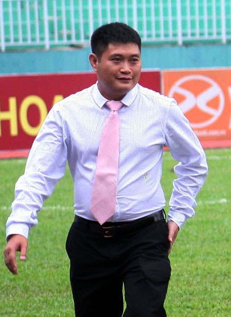 Giàu có, chịu chi, không khó hiểu khi đại gia này sở hữu nhiều món đồ đắt tiền như điện thoại Vertu nạm vàng có giá khoảng 120.000 USD (2,4 tỷ đồng) và sim lục quý (xxxx888888) cũng trị giá cả tỷ đồng.