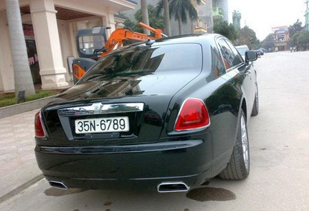 Chiếc Roll-Royce Ghost bầu Thuỵ giá không dưới 1 triệu USD (hơn 21 tỷ đồng). Biển xe "số tiến 6789" thuộc hàng độc, hiếm có.