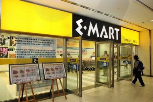Hiện tại, Emart là chuỗi đại siêu thị Hàn Quốc với hơn 160 trung tâm trong và ngoài nước, doanh thu vượt mức 13,2 tỉ USD tính đến năm 2014. Ảnh: Siêu thị Emart tại Hàn Quốc.