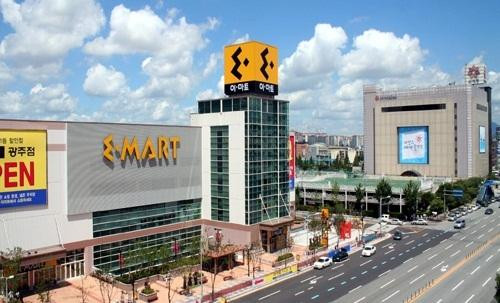 Dự án Emart gồm hai phần chính là khu siêu thị với diện tích 6.000 mét vuông bày bán nhu yếu phẩm, hàng gia dụng, điện máy, thời trang… và khu dịch vụ tiện ích gồm các cửa hàng ăn uống, khu vui chơi, giáo dục trẻ em.